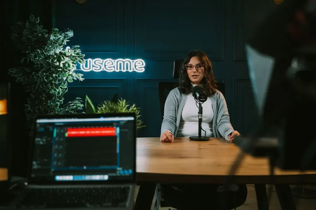 Najlepsze Platformy do Tworzenia Podcastu Firmowego w 2026 roku