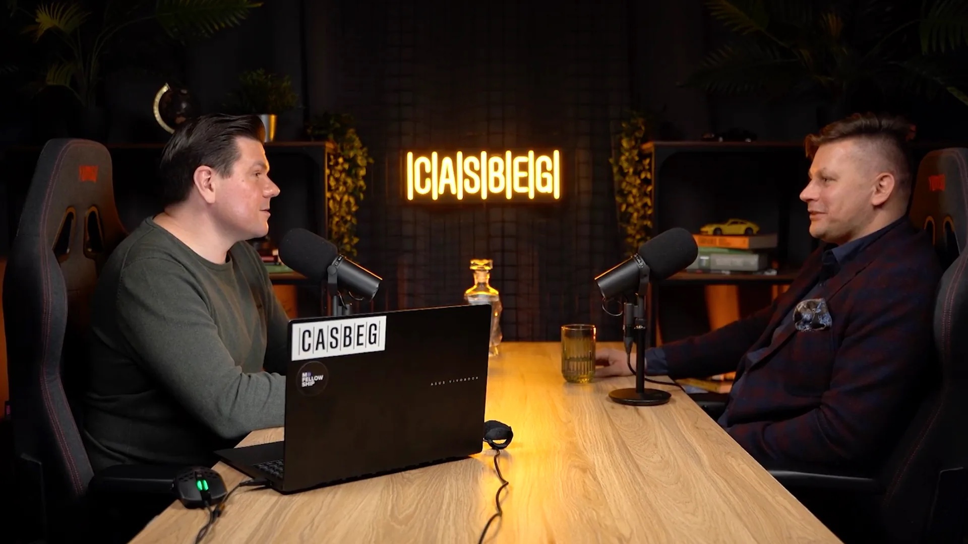 Podcast Interesy — rozmowa w studiu Studio Makers, neon Casbeg