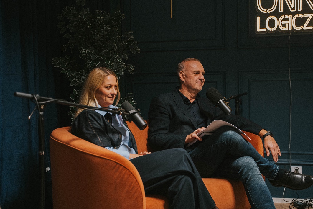 Nagranie podcastu — dwoje rozmówców na sofie w studiu