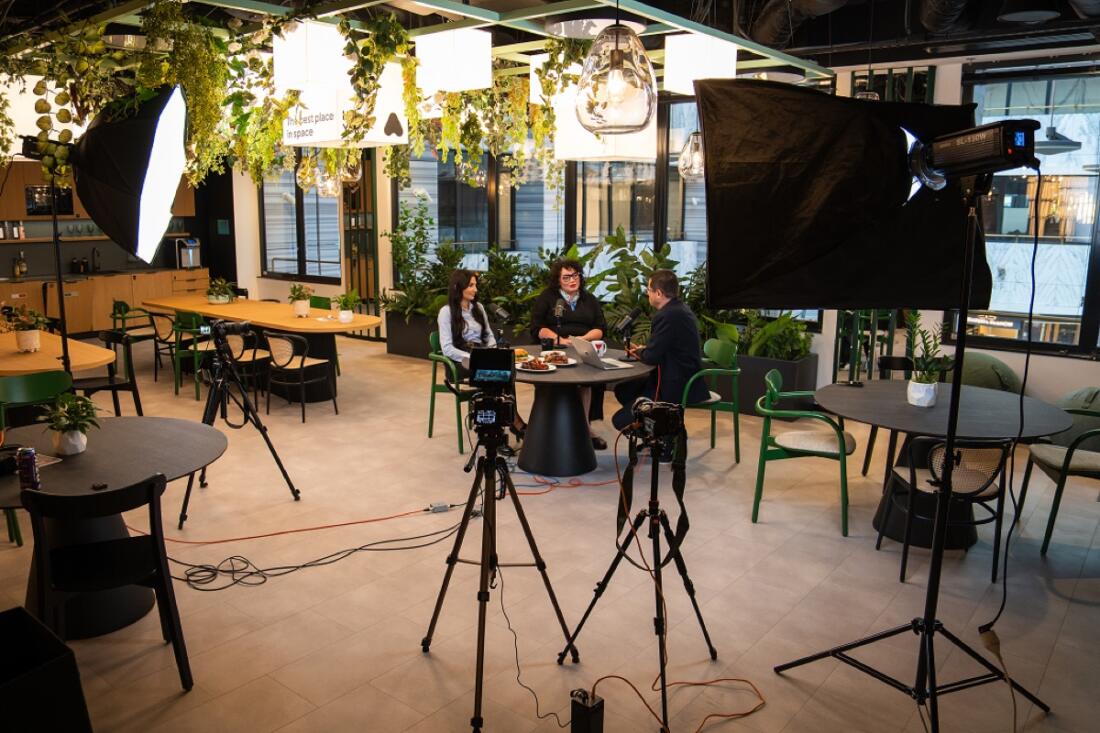 Plan zdjęciowy Studio Makers: softboxy i trzy kamery podczas realizacji nagrania w biurze klienta
